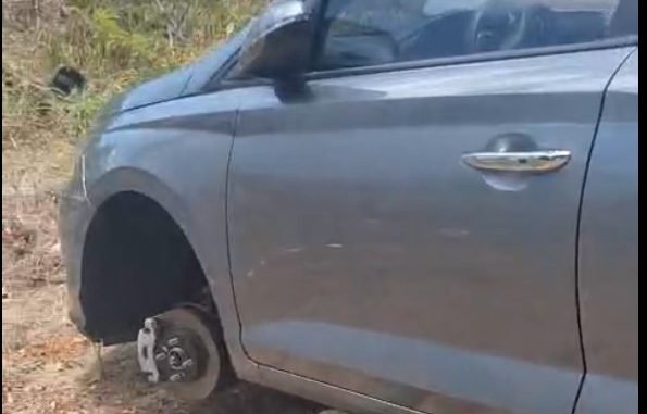 CARRO SEM OS PNEUS EM MARAGOGI