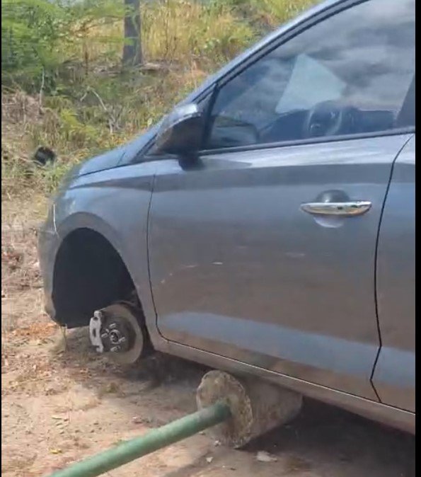 CARRO SEM OS PNEUS EM MARAGOGI