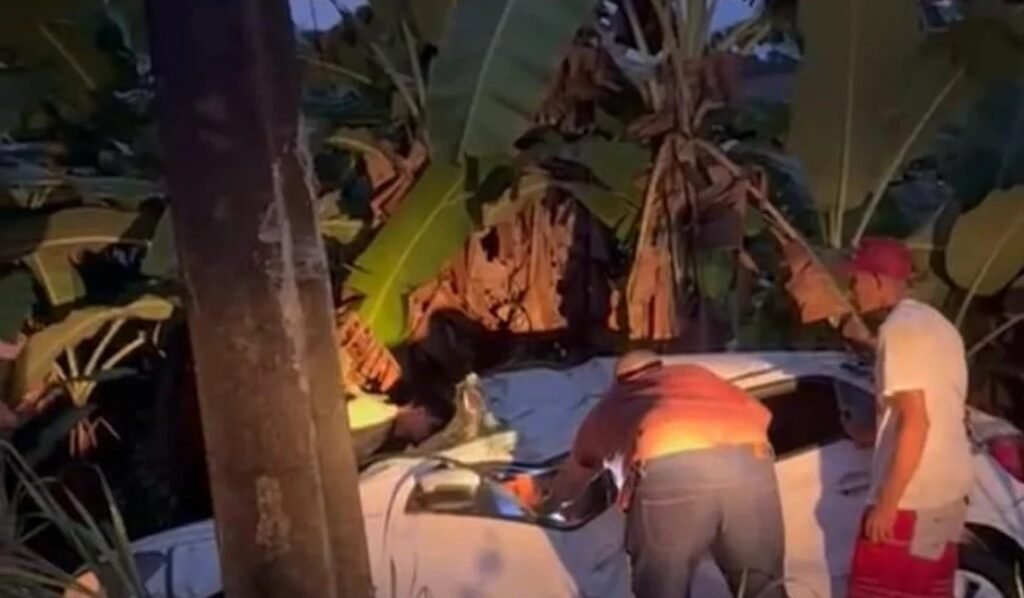 Motorista ficou ferido após carro cair em ribanceira na AL-105, em Matriz de Camaragibe.