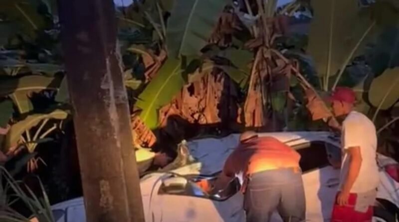 Motorista ficou ferido após carro cair em ribanceira na AL-105, em Matriz de Camaragibe.