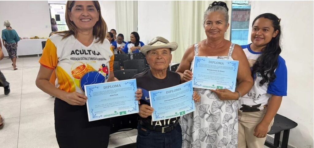 Mestra Leide, Mestre Polegada e ACULTUJA receberam os diplomas Foto Assessoria japaratinga