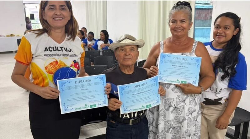 Mestra Leide, Mestre Polegada e ACULTUJA receberam os diplomas Foto Assessoria japaratinga